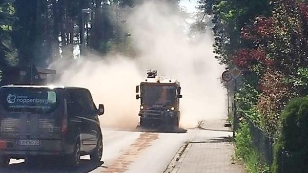 Viel Staub wirbelten die Feuerwehren beim Reinigen der verunreinigten Straßen in Dechsendorf und Möhrendorf auf. Foto: privat