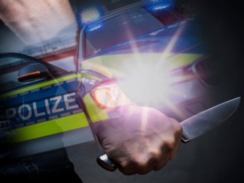 Ein 78-jähriger Mann aus Bayreuth löst am 22. August 2025 durch eine Bedrohung mit Messern einen SEK-Einsatz in einem Mehrfamilienhaus aus.