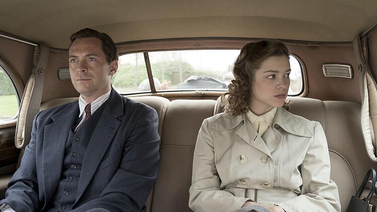 Max (Stephen Campbell Moore) und Joan (Sophie Cookson) gehen gemeinsam auf Dienstreise.