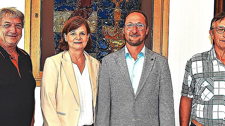 Der neue Vorstand des Zweckverbandes der Abwasserwirtschaft Kunstadt: (v.l.) Verbandsmitglied G&uuml;nter Knorr, stellvertretende Vorsitzende Susanne Bock von W&uuml;lfingen, Zweckverbandsvorsitzender Stefan Deuerling und Verbandsmitglied Hans-Werner Schust...
