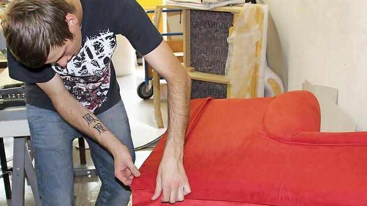 Alexander Hartlieb, Auszubildender bei Artifex Büromöbel in Neukirchen, bei der Fertigung seines Sessels  Fotos: Daniela Pondelicek