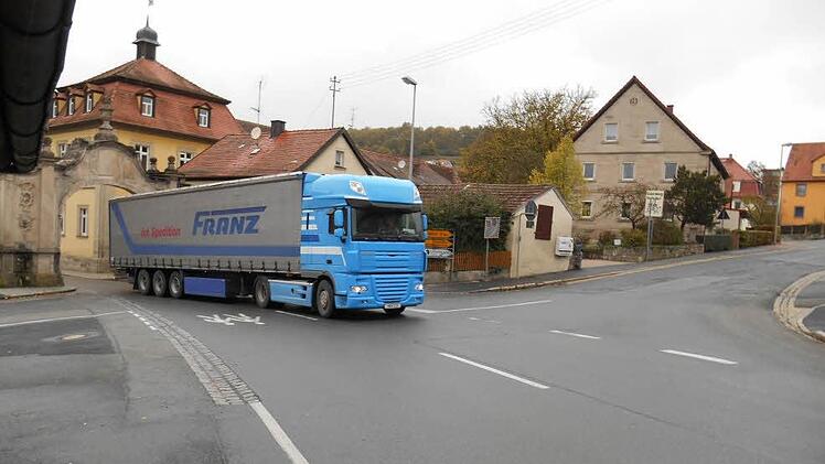 Richtung Bamberg ist das Tor leicht zu passieren. Die Probleme stellen sich für den Verkehr aus dem Norden (Einmündung). Foto: Walter Hanslok