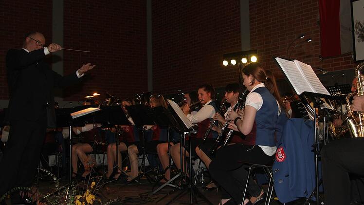 Der Musikverein Thurnau lud in diesem Jahr die Zuhörer zu einer Reise durch fremde Galaxien ein, Dirigent Heimo Bierwirth hatte viele tolle Stücke ausgesucht. Foto: Sonja Adam