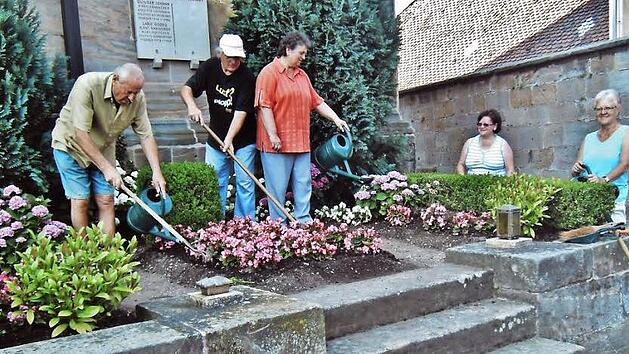 Viel Zeit und Arbeit investieren die Altenkunstadter Gartenfreunde in die Ortsversch&ouml;nerung. Mit Liebe und Sorgfalt pflegen sie das gro&szlig;e Priestergrab der katholischen Kirchengemeinde (Bild), in dem zehn Geistliche zur letzten Ruhe gebettet wurden. Foto: Bernd Kleinert