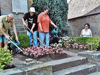 Viel Zeit und Arbeit investieren die Altenkunstadter Gartenfreunde in die Ortsverschönerung. Mit Liebe und Sorgfalt pflegen sie das große Priestergrab der katholischen Kirchengemeinde (Bild), in dem zehn Geistliche zur letzten Ruhe gebettet wurden. Foto: Bernd Kleinert
