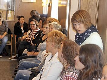 Rund 50 Besucher verfolgten die Sondersitzung im Rathaus in Steinberg, wo es im Vorfeld der Einrichtung einer Offenen Ganztagsschule zu verschiedenen Irritationen gekommen ist.  Foto: Michael Wunder