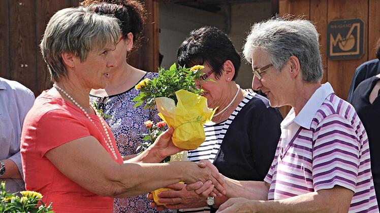 Eine Urkunde und einen Blumengruß gab es von der Vorsitzenden des OGV, Irmgard Hau (links) für die Geehrten, hier für Maria Funk (rechts), die seit 25 Jahren Mitglied ist.