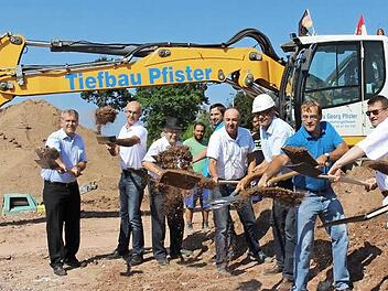 Zum Spatenstich versammelt (von links): Bürgermeister Hans Beck, Jakobus Kötzner, der Vorsitzende des Wasserzweckverbands, Tiefbauunternehmer Georg Pfister, Georg Kötzner (Firma Anton Höllein), Robert Hammerand (Erschließungsträger), Fedor Glinka, Geschäftsleiter Gemeinde Pommersfelden, Frank Schönfelder, Planungsbüro Strunz, Dritter Bürgermeister Edgar Frischmann und Planer Georg Schreiber (Maier Ingenieure Höchstadt)  Foto: Evi Seeger