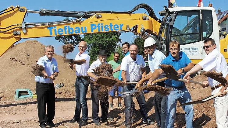 Zum Spatenstich versammelt (von links): Bürgermeister Hans Beck, Jakobus Kötzner, der Vorsitzende des Wasserzweckverbands, Tiefbauunternehmer Georg Pfister, Georg Kötzner (Firma Anton Höllein), Robert Hammerand (Erschließungsträger), Fedor Glinka, Geschäftsleiter Gemeinde Pommersfelden, Frank Schönfelder, Planungsbüro Strunz, Dritter Bürgermeister Edgar Frischmann und Planer Georg Schreiber (Maier Ingenieure Höchstadt)  Foto: Evi Seeger