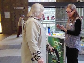 Annette Scholl (rechts) vom Wasserwirtschaftsamt informiert eine Besucherin in der Brunnenhalle.  Foto: Thomas Ahnert