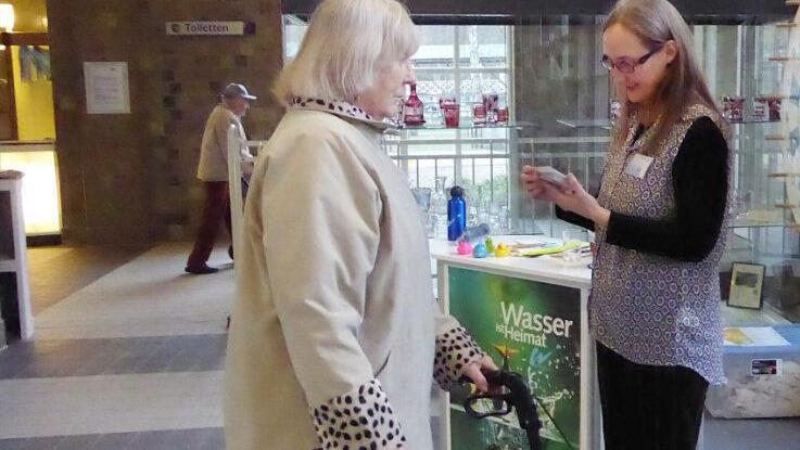 Annette Scholl (rechts) vom Wasserwirtschaftsamt informiert eine Besucherin in der Brunnenhalle.  Foto: Thomas Ahnert