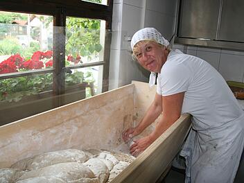 Babsi Nagengast knetet den Teig für ihr Brot.  Fotos: Sylvia Hubele
