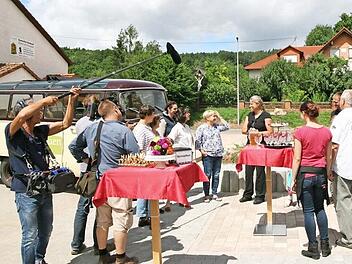 Empfang von Bäuerinnen aus sechs bayerischen Bezirken bei der oberfänkischen Gastgeberin Heidi Kaiser vom Pettstadter Eichenhof. Das Bayerische Fernsehen zeichnet für seine Sendung "Landfrauenküche" auf. Fotos: Werner Baier