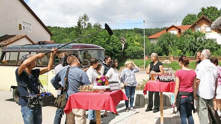 Empfang von Bäuerinnen aus sechs bayerischen Bezirken bei der oberfänkischen Gastgeberin Heidi Kaiser vom Pettstadter Eichenhof. Das Bayerische Fernsehen zeichnet für seine Sendung "Landfrauenküche" auf. Fotos: Werner Baier