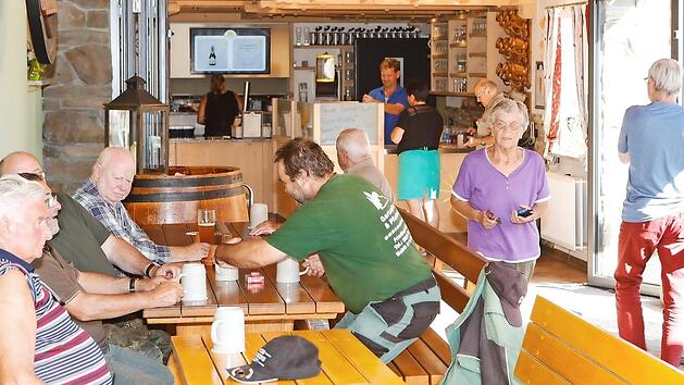 Ein Modell, das funktioniert: Gastwirtschaft mit Biergarten kombiniert. Familienbetrieb und Selbstbedienung. Einer der Biergärten in Mürsbach, überdachte Flächen sorgen auch bei einem plötzlichen Unwetter für "Unterschlupfmöglichkeiten" der Gäste. Foto: Matthias Hoch