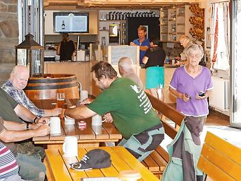 Ein Modell, das funktioniert: Gastwirtschaft mit Biergarten kombiniert. Familienbetrieb und Selbstbedienung. Einer der Biergärten in Mürsbach, überdachte Flächen sorgen auch bei einem plötzlichen Unwetter für "Unterschlupfmöglichkeiten" der Gäste. Foto: Matthias Hoch
