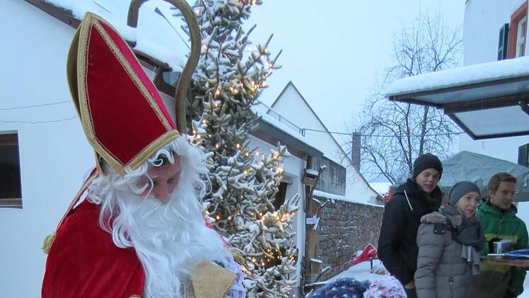 Der Nikolaus verteilte Süßigkeiten an die jüngsten Besucher. Foto: Doris Bauer