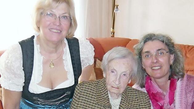 Die Jubilarin Gunda Nagengast mit ihren Nichten Marianne (l.) und Caroline  Foto: privat