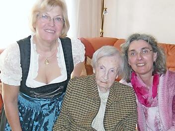 Die Jubilarin Gunda Nagengast mit ihren Nichten Marianne (l.) und Caroline  Foto: privat