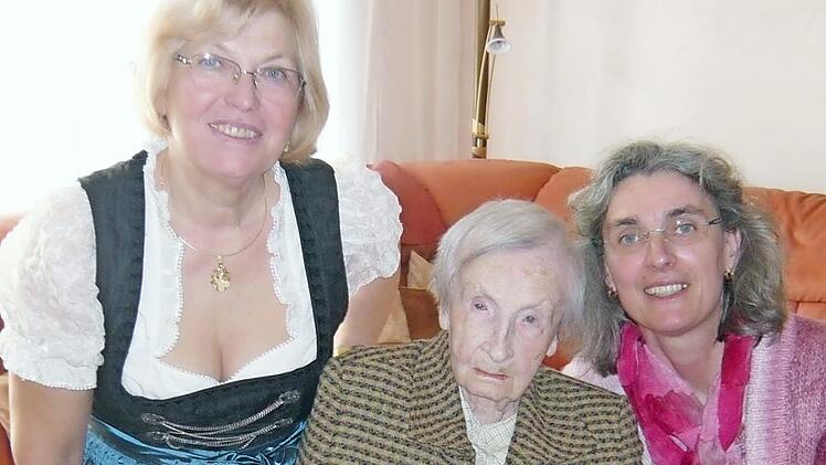 Die Jubilarin Gunda Nagengast mit ihren Nichten Marianne (l.) und Caroline  Foto: privat