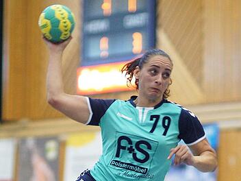 Im Hinspiel gegen Sulzbach-Rosenberg zeigten die Handballerinnen der SG Kunstadt-Weidhausen eine starke Offensive, unterlagen aber 19:26. Auch Yvonne Langs Wurf verfehlte das Ziel. Foto: Matthias Schneider/Archiv