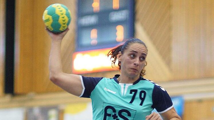 Im Hinspiel gegen Sulzbach-Rosenberg zeigten die Handballerinnen der SG Kunstadt-Weidhausen eine starke Offensive, unterlagen aber 19:26. Auch Yvonne Langs Wurf verfehlte das Ziel. Foto: Matthias Schneider/Archiv