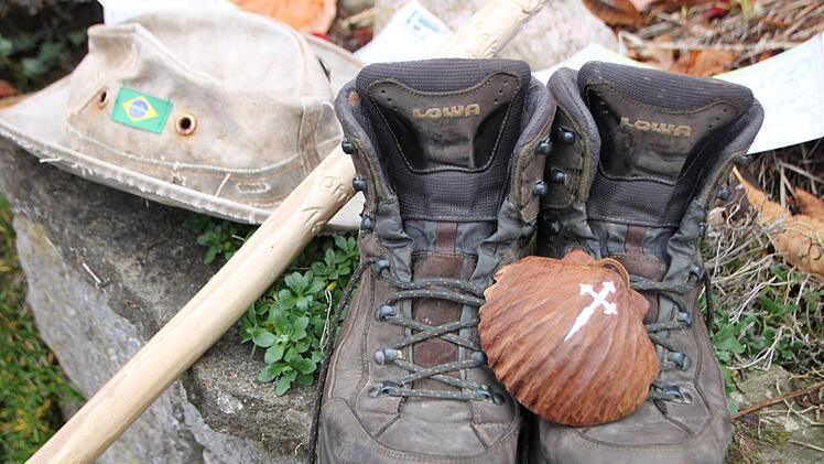 Wichtige Utensilien der Pilgerschaft: Pilgerstab, Muschel, Hut und Wanderschuhe.Heike Beudert