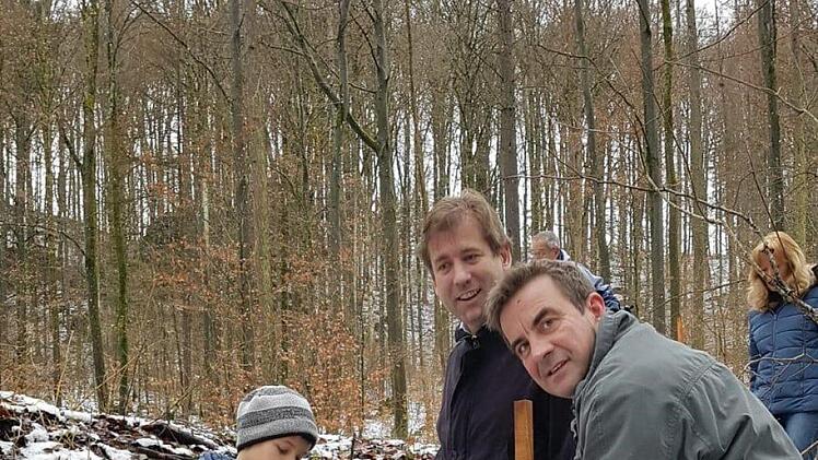 Diana und Aaron Könitzer, Hermann Ulm und Stefan Förtsch pflanzen die Weißtannen ein, im Hintergrund Renate Hofmann. Foto: privat