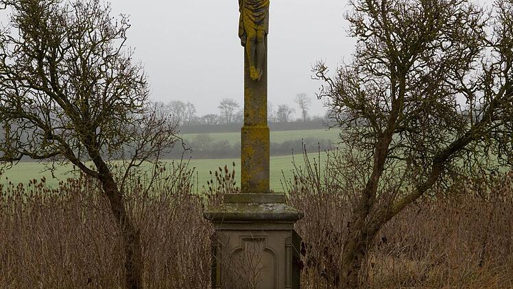 Zwischen den Burgwindheimer Gemeindeteilen Kötsch und Kappel steht dieses Feldkreuz. Fotos: Barbara Herbst