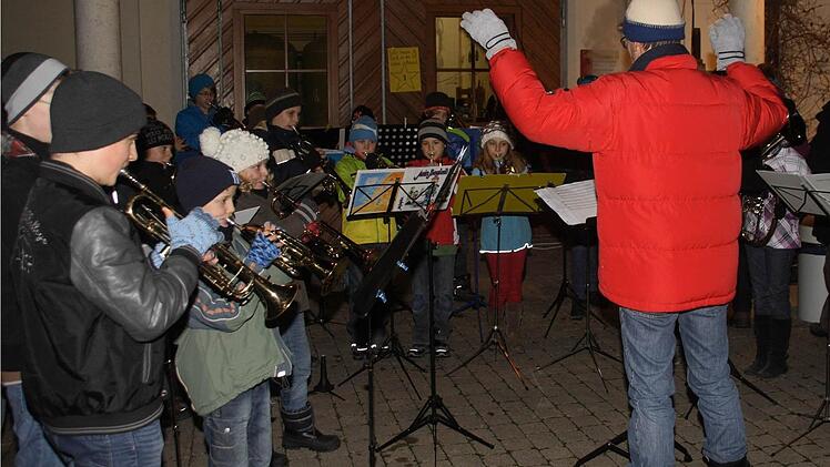 Schüler der Musikschule Kitzingen empfingen den Fackelzug mit weihnachtlicher Musik.