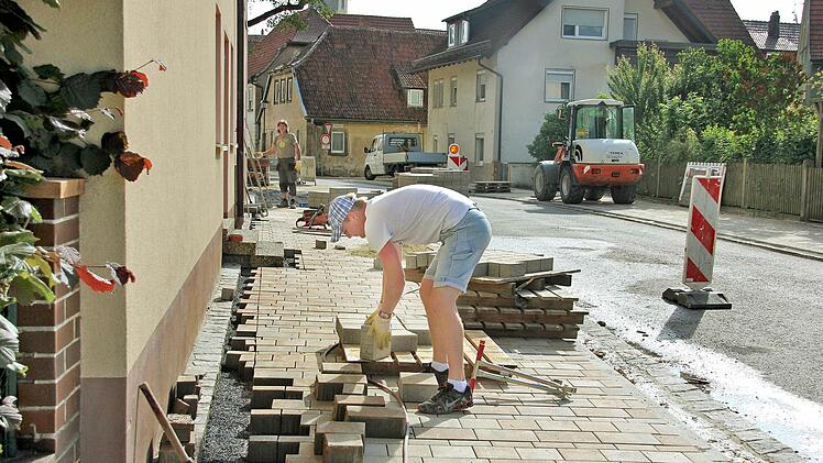 "Wir machen's immer ordentlich." So reagierten die Pflasterer der Sonneberger Baufirma auf die Komplimente, die die Mitglieder des Bauaussschusses am Mittwochabend für ihre Arbeit parat hatten. Fotos: Ralf Kestel
