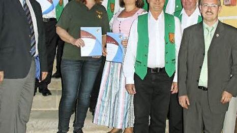 Die Geehrten mit Bürgermeister Dietz (links) und Peter Detsch (rechts): Dritter von rechts: Dirigent Rudi Sebald aus Reckendorf.