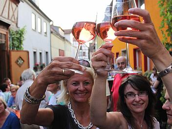 Gäste prosten sich beim Winzerbetrieb Müller zu. Fotos: Gerd Schaar