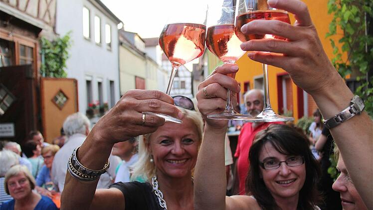 Gäste prosten sich beim Winzerbetrieb Müller zu. Fotos: Gerd Schaar
