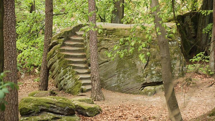 Der Felsblock mit der eingemeißelten Treppe ist auch ein schöner Hintergrund für phantasievolle Fotos. Foto: Matthias Einwag