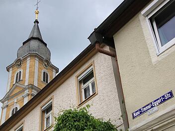 Im Burgkunstadter Stadtkern zweigt die Kuni-Tremel-Eggert-Straße vom Marktplatz ab. Foto: Matthias Einwag