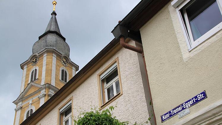 Im Burgkunstadter Stadtkern zweigt die Kuni-Tremel-Eggert-Straße vom Marktplatz ab. Foto: Matthias Einwag