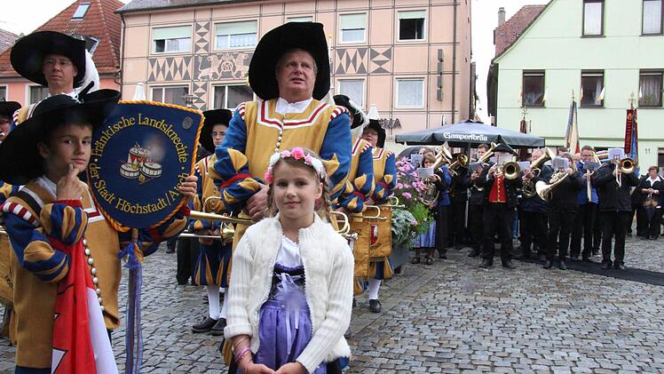 Erzbischof Georg Gänswein, Präfekt des Päpstlichen Haushaltes von papst Franziskus und Benedikt XVI., wurde bei seinem Besuch in Höchstadt herzlich empfangen. Foto: Christian Bauriedel