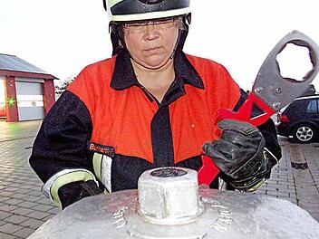 Weder in der Ausbildung noch bei den Einsätzen werden bei den Feuerwehren Unterschiede zwischen Mann und Frau gemacht. Waltraud Burkhardt engagiert sich neben dem normalen Dienst unter anderem in der psychosozialen Notfallversorgung. Foto: privat