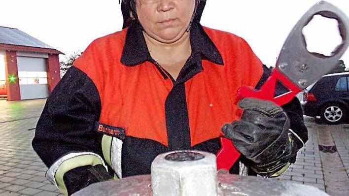 Weder in der Ausbildung noch bei den Einsätzen werden bei den Feuerwehren Unterschiede zwischen Mann und Frau gemacht. Waltraud Burkhardt engagiert sich neben dem normalen Dienst unter anderem in der psychosozialen Notfallversorgung. Foto: privat