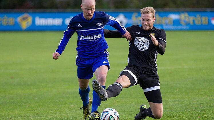 Johannes Müller (links) ist seit der Sommerpause als Spielertrainer des FC Mitwitz aktiv. Foto: Weiß