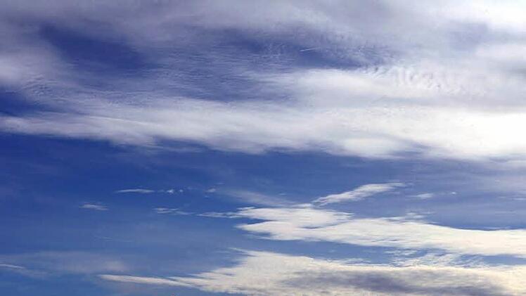 Es wird warm, jedoch ist vereinzelt mit Gewittern und Schauern zu rechnen. Symbolfoto: Karl-Josef Hildenbrand/dpa
