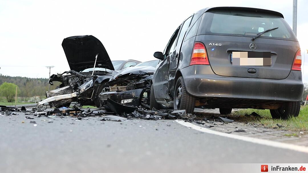 Ammerndorf: Zusammenprall zwischen drei  Autos – Frau schwer verletzt