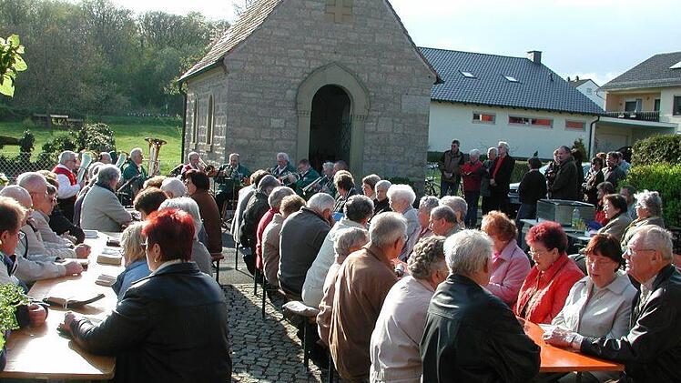 Zahlreiche Gäste kamen zum Maianspielen vor der Sebastianikapelle mit der Rentnerband in Oerlenbach.  Foto: Stefan Geiger