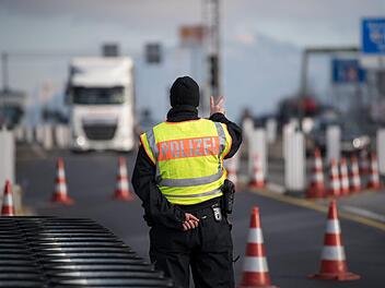Als Bundesinnenminister setzt Horst Seehofer auf H&auml;rte im Kampf gegen Kriminalit&auml;t und Extremismus. Er will schon sehr bald eigene Initiativen vorlegen. Sein Nachfolger in M&uuml;nchen hat das schon getan.Foto: Sven Hoppe/dpa