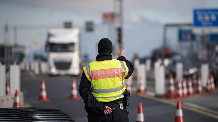 Als Bundesinnenminister setzt Horst Seehofer auf H&auml;rte im Kampf gegen Kriminalit&auml;t und Extremismus. Er will schon sehr bald eigene Initiativen vorlegen. Sein Nachfolger in M&uuml;nchen hat das schon getan.Foto: Sven Hoppe/dpa