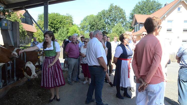 Groß war das Interesse an den Führungen von Erwin Schwarz durch Stallungen und Informationsstände beim Tag des offenen Bauernhofes. Foto: Karl-Heinz Hofmann