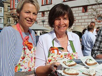 Kerstin Barth (links) und Diana Schramm beim Verteilen selbst gemachter  Quarkbrote. Die Passanten sollen auf den Geschmack regionaler Produkte gebracht werden.Svenja Sollmann