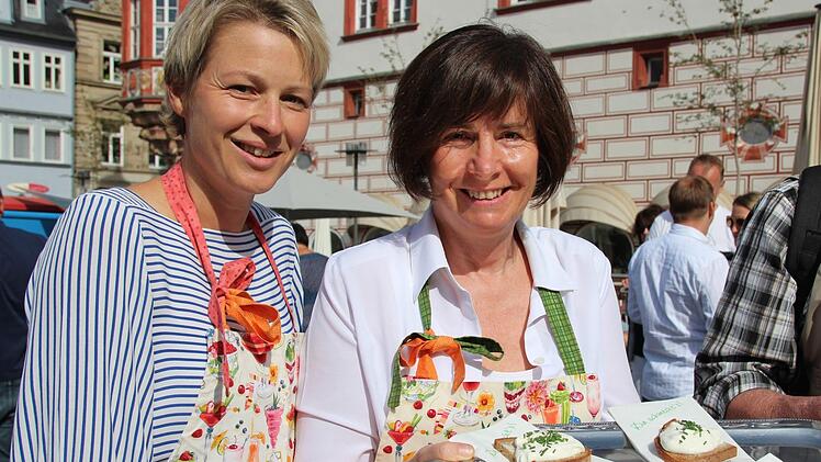 Kerstin Barth (links) und Diana Schramm beim Verteilen selbst gemachter  Quarkbrote. Die Passanten sollen auf den Geschmack regionaler Produkte gebracht werden.Svenja Sollmann