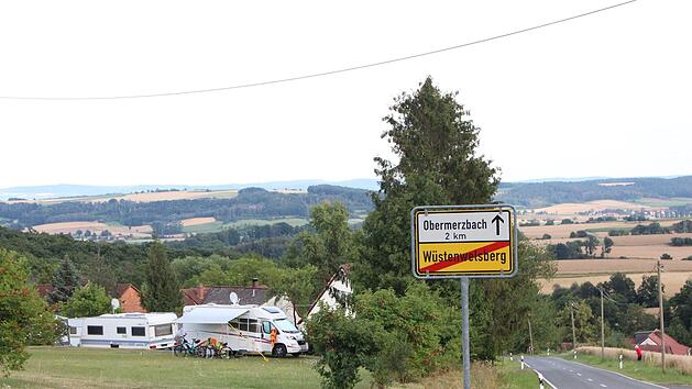 In luftiger H&ouml;he &uuml;ber dem Itzgrund gelegen, bietet der Campingplatz "R&uuml;ckertklause" idyllische Ruhe und einen herrlichen Weitblick. Fotos: Eckehard Kiesewetter